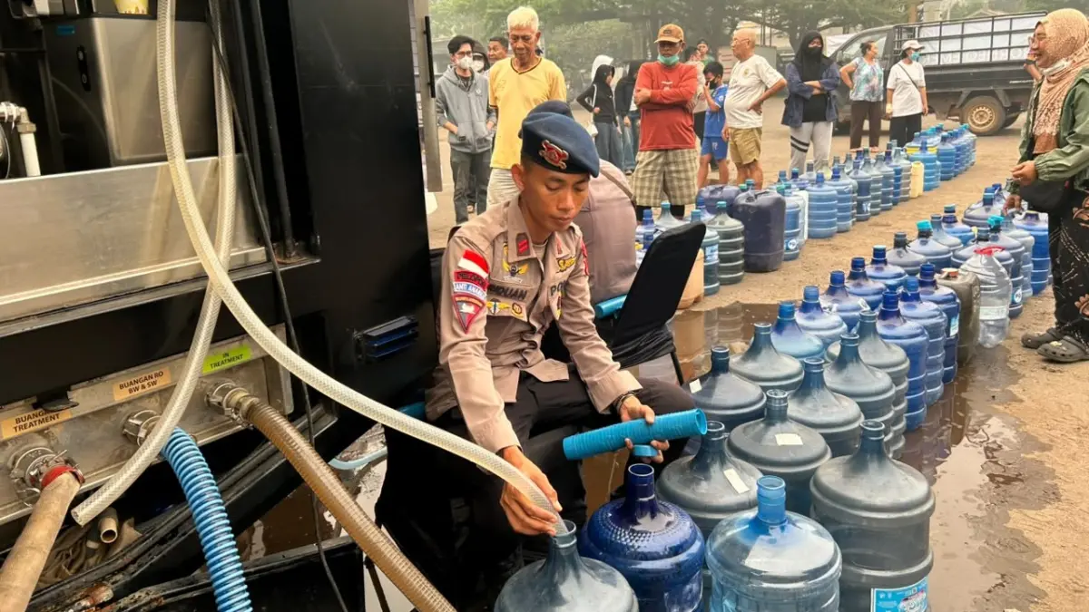 Satbrimob Polda Kalbar Kirim 6.000 Liter Air Bersih per Jam ke Warga Mulia Baru Ketapang