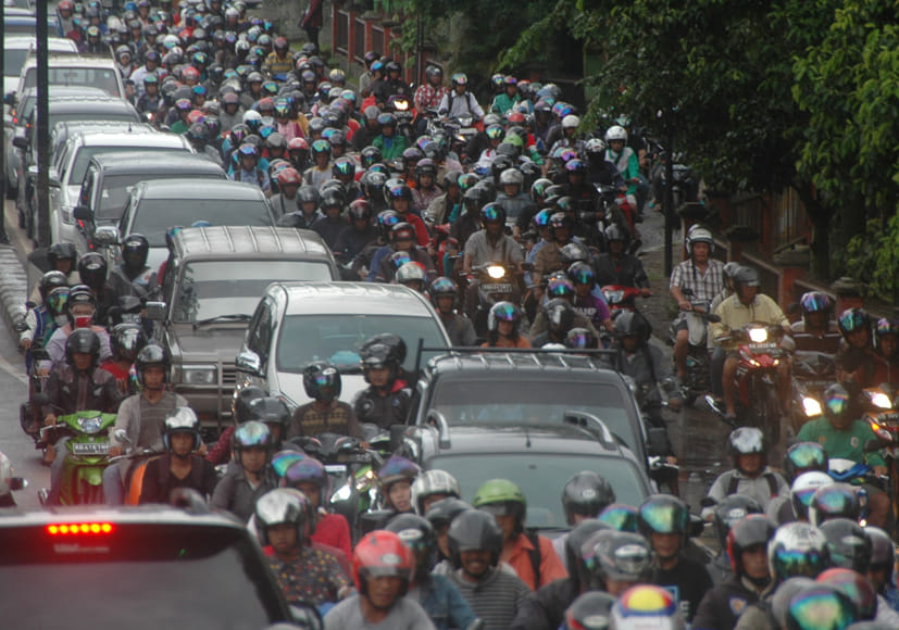 Macet Panjang di Jalan Adisucipto Kubu Raya, Warga Minta Pemkab Evaluasi Izin Pergudangan dan Truk Kontainer
