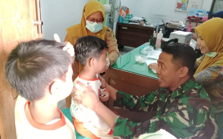 Imunisasi Anak di Madiun: Babinsa Dolopo Dampingi Bidan Desa
