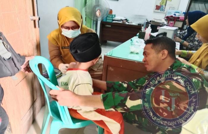 Imunisasi Anak di Dolopo Madiun: Peran Babinsa Dampingi Bidan Desa
