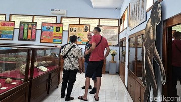 Turis Belanda Pemburu Keris Blusukan ke Nganjuk, Jelajahi Dua Museum