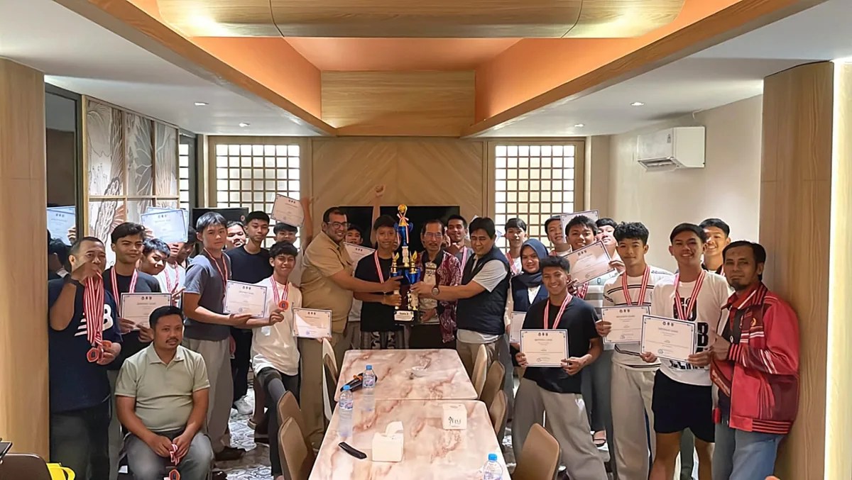 Peseban Banjarmasin Terima Piala Juara Tiga Soeratin U-17 Kalsel, Manajemen Siapkan Latihan Rutin