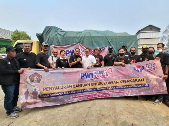 PWI Babel Peduli Serahkan Rp142,5 Juta untuk Korban Kebakaran Serdang, Bupati Riza Herdavid Terima Langsung