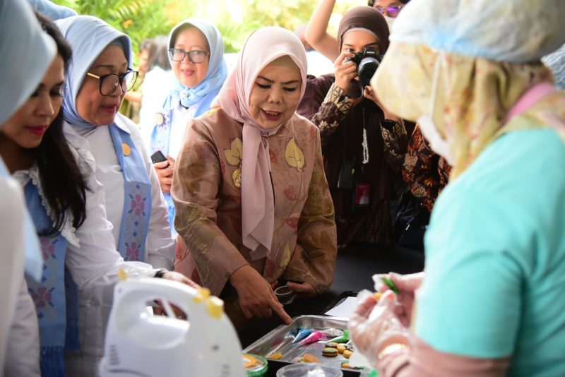 Wagub Gorontalo Idah Habibie Perkenalkan Kue Karawo ke Rombongan SERUNI KMP di Pelatihan Purna PMI