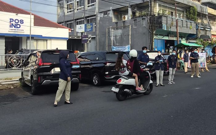 PT Pos Indonesia Ternate Bagikan Masker Gratis ke Pengendara di Jalan Pahlawan Revolusi