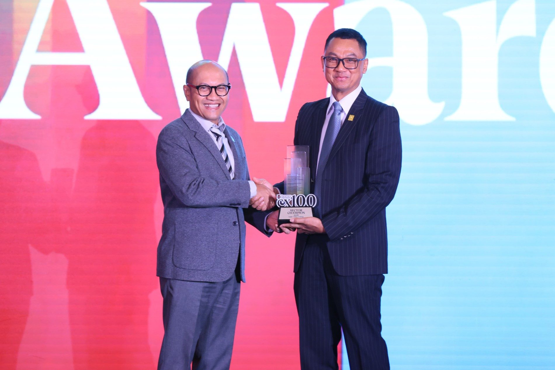 PLN Raih Sector Champion dan Runner Up BUMN Layanan Terbaik Danantara Indonesia CX100 Award 2026