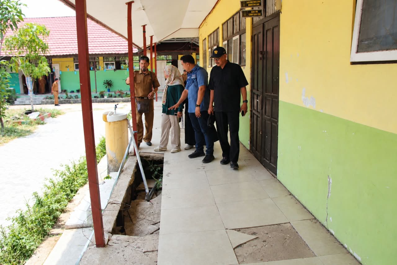 Lantai Ambles dan Atap Menjuntai di SMPN 10 Banjarbaru, Komisi I DPRD Perjuangkan Rehabilitasi Lewat APBD 2027