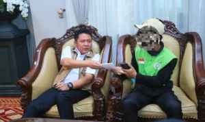 Gubernur Sumsel Herman Deru Serahkan Rp10 Juta ke Tukang Ojek Pelapor Pembakaran Lahan di Sematang Borang