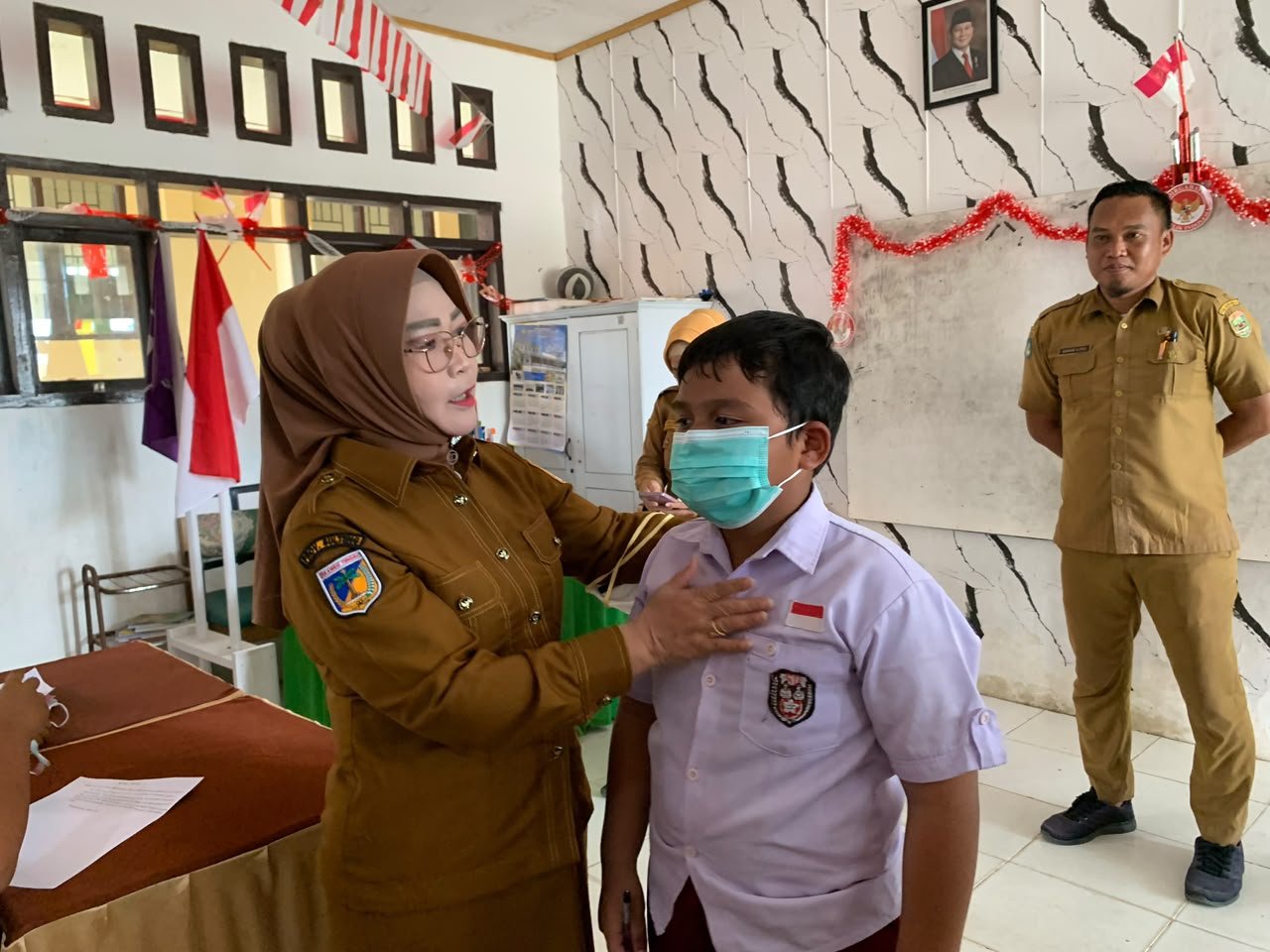 Wabup Morowali Iriane Iliyas Bagikan Masker ke Pelajar Bungku Tengah Antisipasi Kabut Asap Karhutla