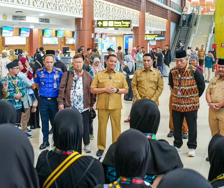 Pemko Pekanbaru Berangkatkan 50 Jemaah Umrah dari Kalangan ASN Berprestasi hingga Tokoh Masyarakat