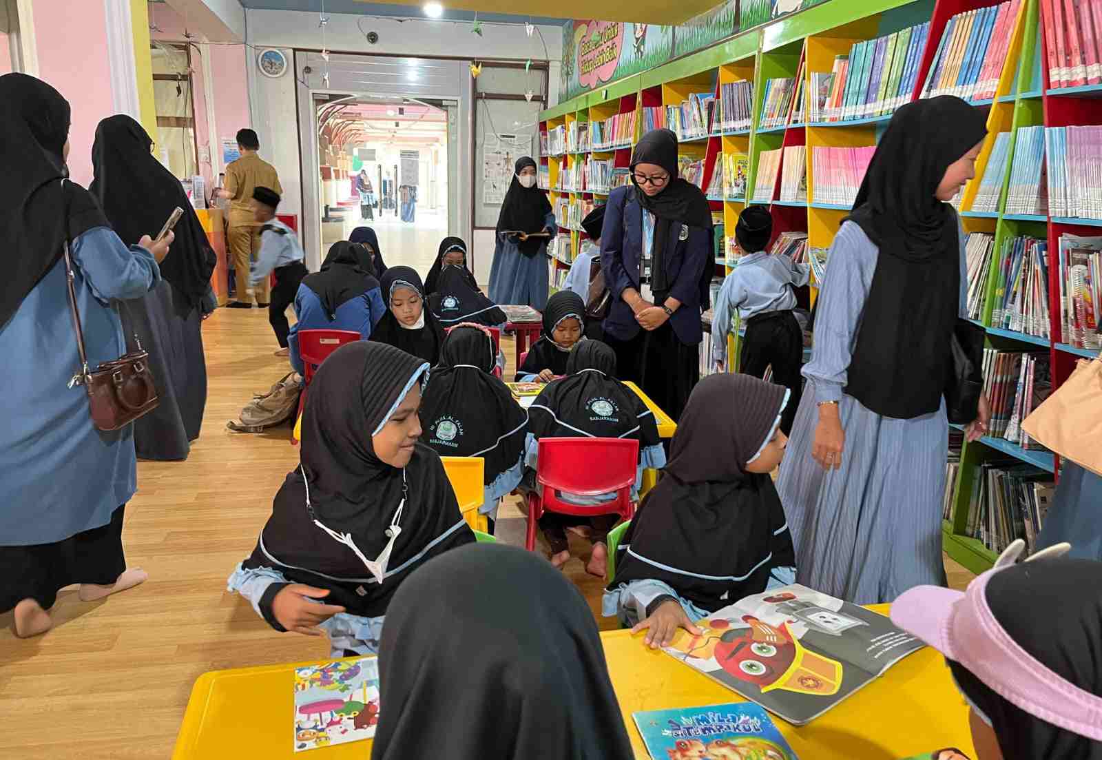 116 Siswa MI Al Falah Banjarmasin Jelajahi Perpustakaan Palnam, Kenali Literasi Sejak Dini