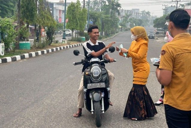 Dinkes Bungo Bagikan 1.000 Masker di Simpang Bundaran Air Mancur Antisipasi ISPA Akibat Kabut Asap