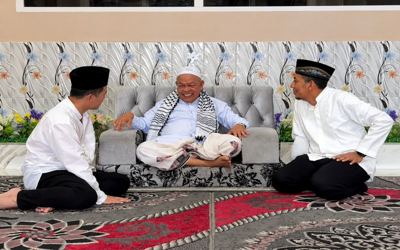 Kepala BPMA Mawardi Nur dan Nizar Saputra Berbincang Hangat dengan Abu Paya Pasi di Sela Muzakarah Ulama Aceh