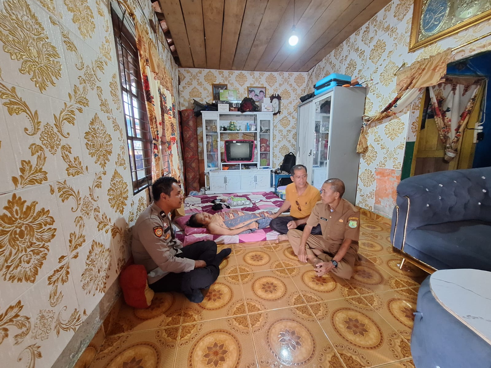 Warga Desa Keban 2 Muba Sakit Menahun, Polsek Sanga Desa Datang Bantu dan Doakan Kesembuhan