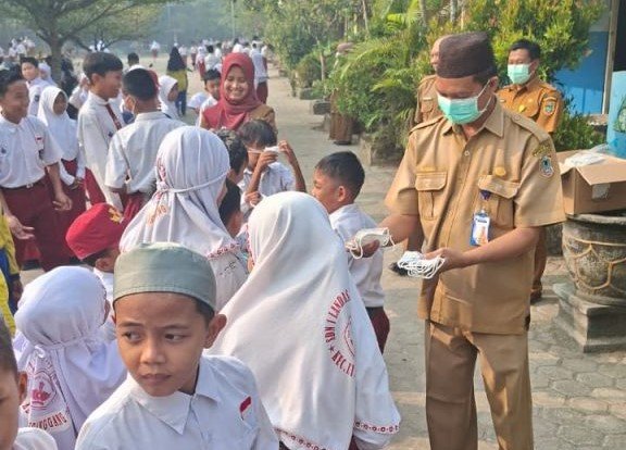 Instalasi Farmasi Kalsel Bagikan Ratusan Masker ke Siswa di Banjarbaru Antisipasi Kabut Asap Karhutla