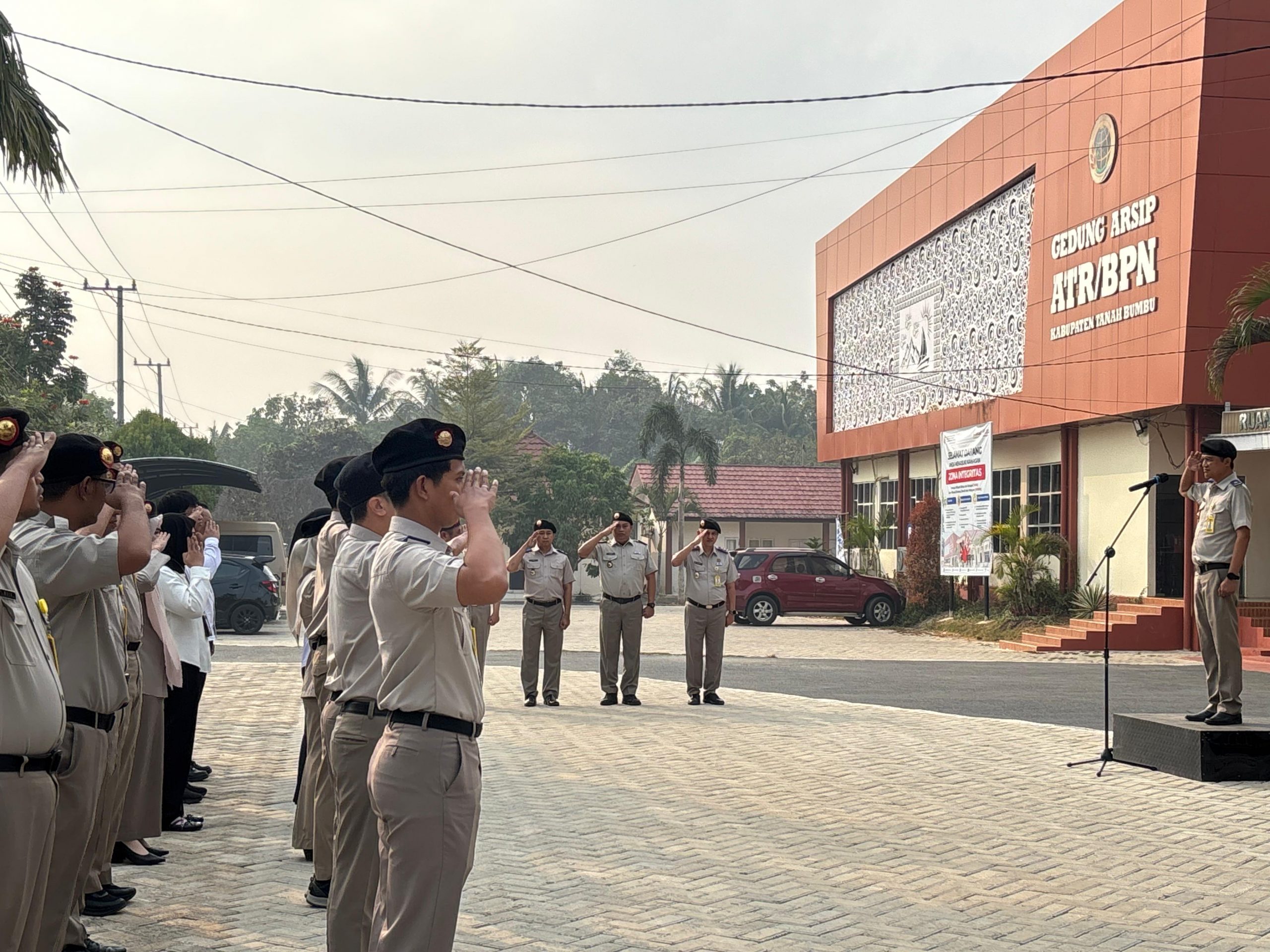 Kantor Pertanahan Tanah Bumbu Gelar Apel Pagi, Fajar Setiyawan Tekankan Integritas dan Pelayanan Pertanahan