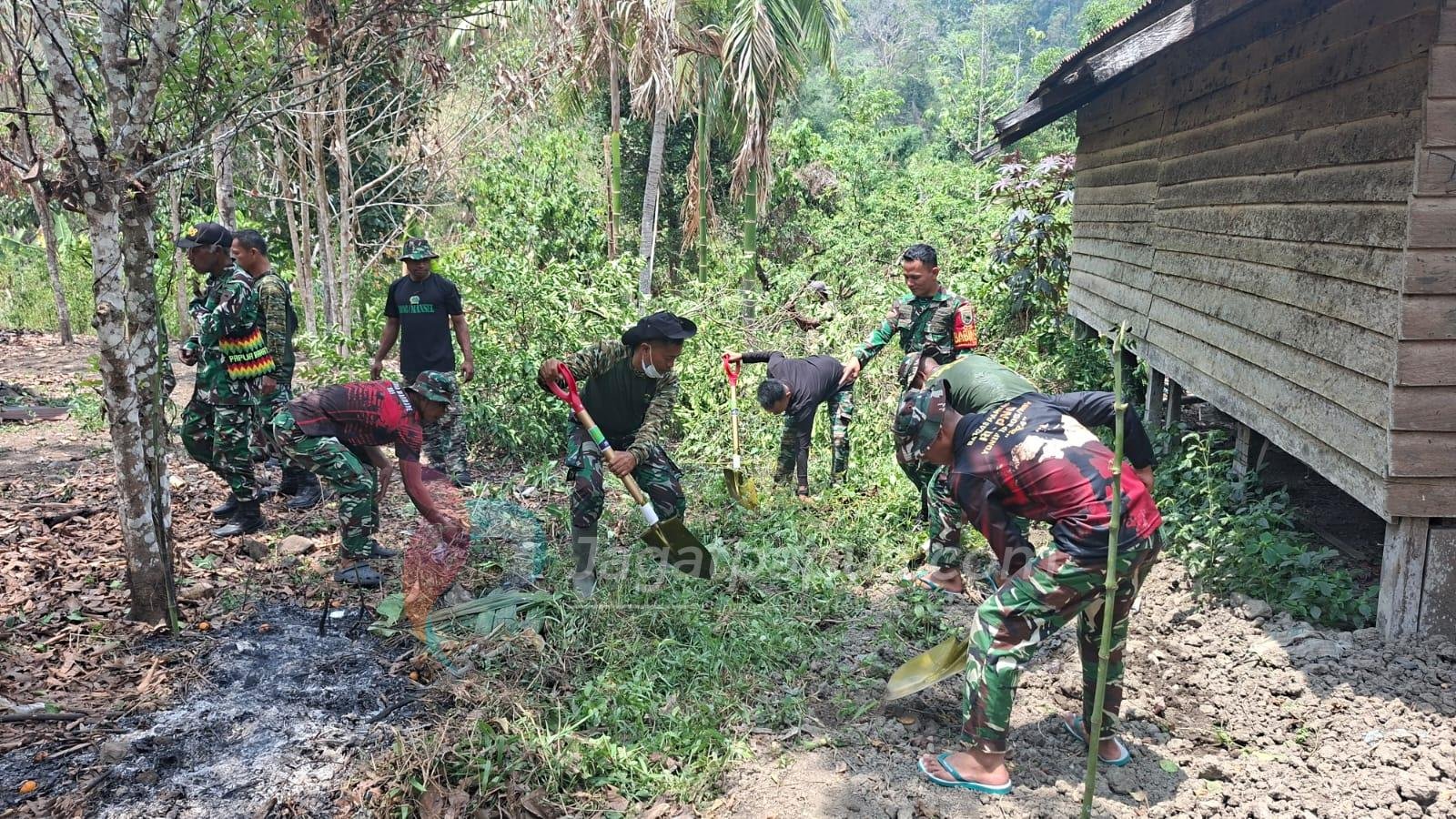 Kodim 1808/Mansel dan Warga Ransiki Gotong Royong Siapkan Lahan Pembangunan MCK
