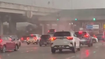 Perodua Alza Terangkat Puting Beliung di Gerbang Tol Damansara