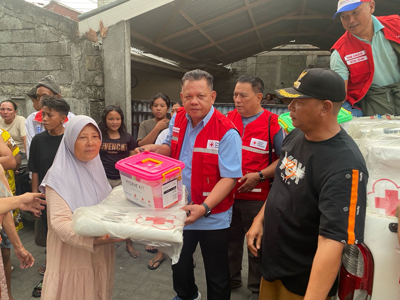 PMI Sulut Salurkan Bantuan untuk 37 KK Korban Kebakaran Sindulang Manado, Termasuk 600 Ribu Liter Air Bersih