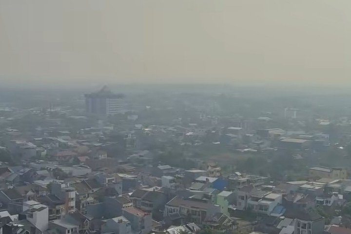 Kualitas Udara Makassar Masuk Zona Merah, PM2.5 Tembus 150 µg/m³ Akibat Karhutla Bone dan Soppeng