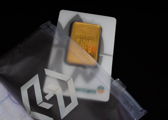 Harga Emas Antam Bertahan Rp2.574.000 Usai Koreksi Rp20.000