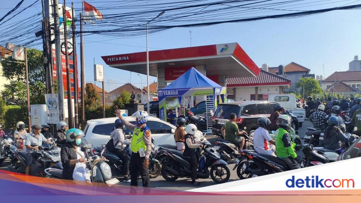 Kelangkaan BBM di Bali: Antrean Mengular 1 Km, Warga Pingsan di SPBU Abiansemal Badung