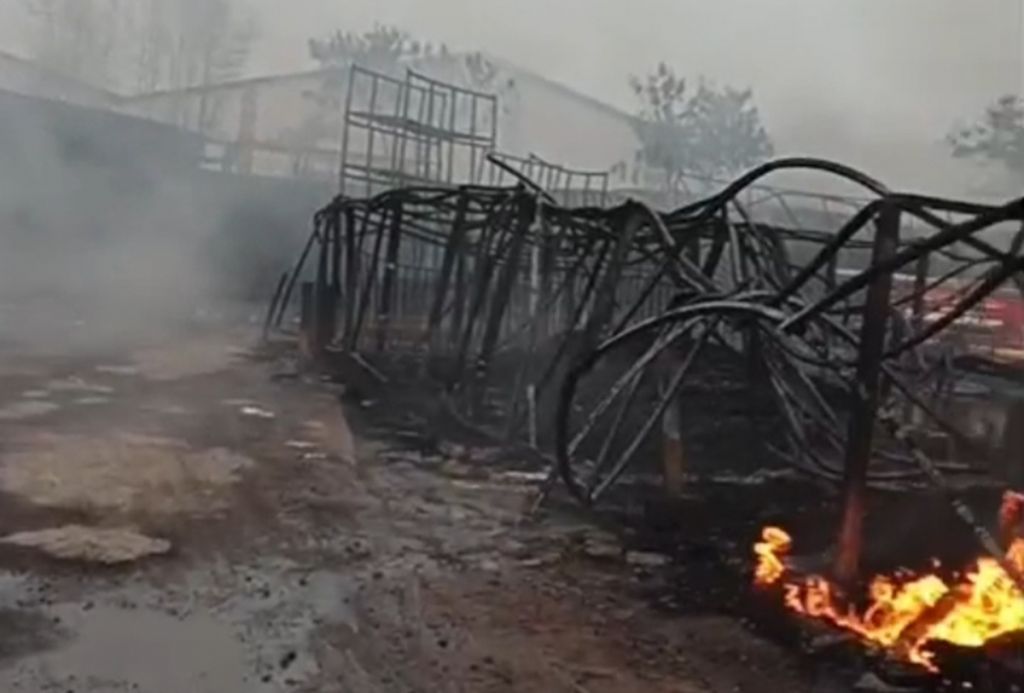 Kebakaran Gudang Pipa di Legok Tangerang Belum Padam Sejak Selasa, 3 Rumah Warga Ikut Terbakar