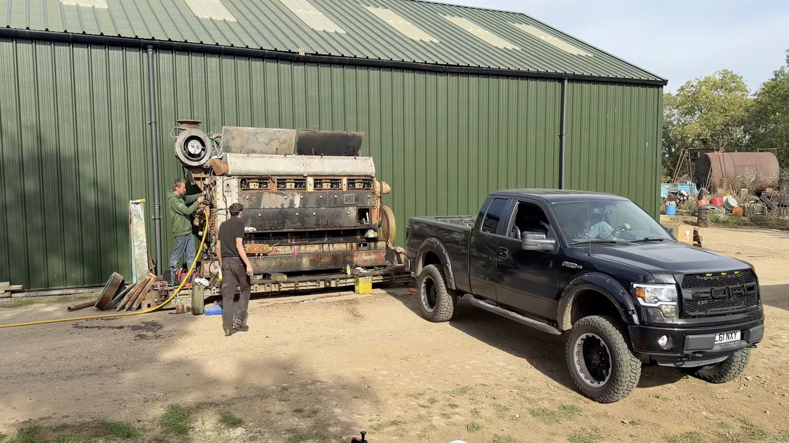 Mesin Diesel 102,4 Liter Mirrlees Blackstone Dihidupkan Pakai Pickup Ford