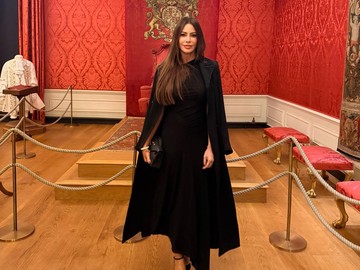 Sofia Vergara Tampil Serba Hitam di Kensington Palace