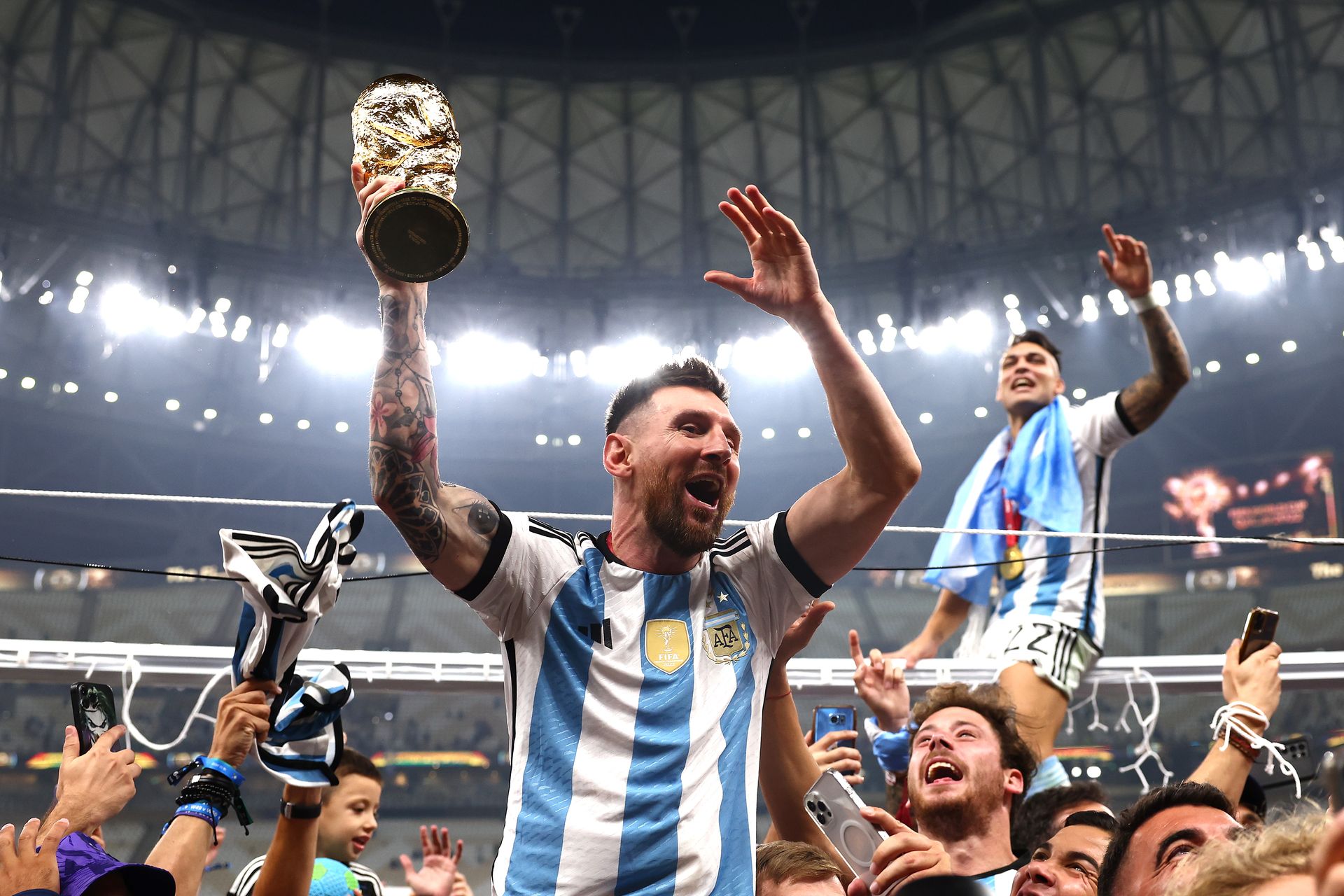 Trofi Replika yang Dicium Messi di Final Piala Dunia 2022 Dilelang