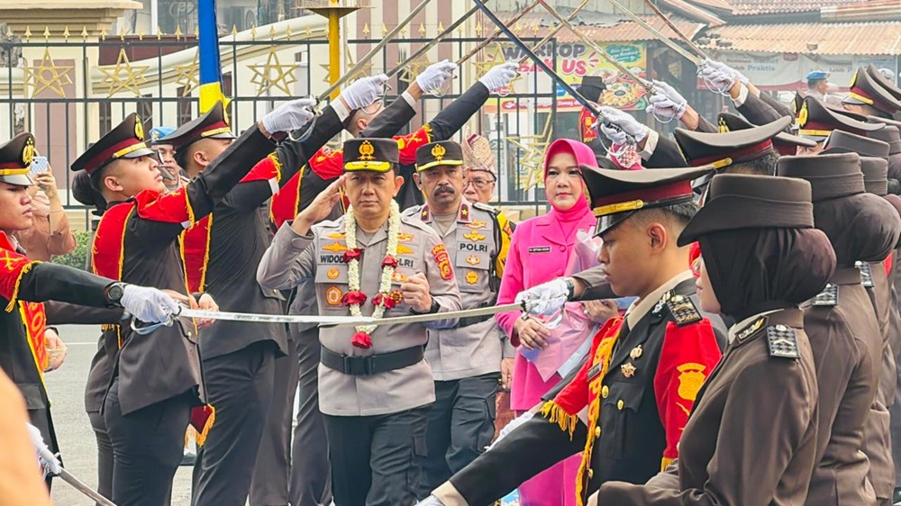 Kapolda Baru Jambi Irjen Pol Widodo Tiba di Mapolda, Disambut Tradisi Pedang Pora