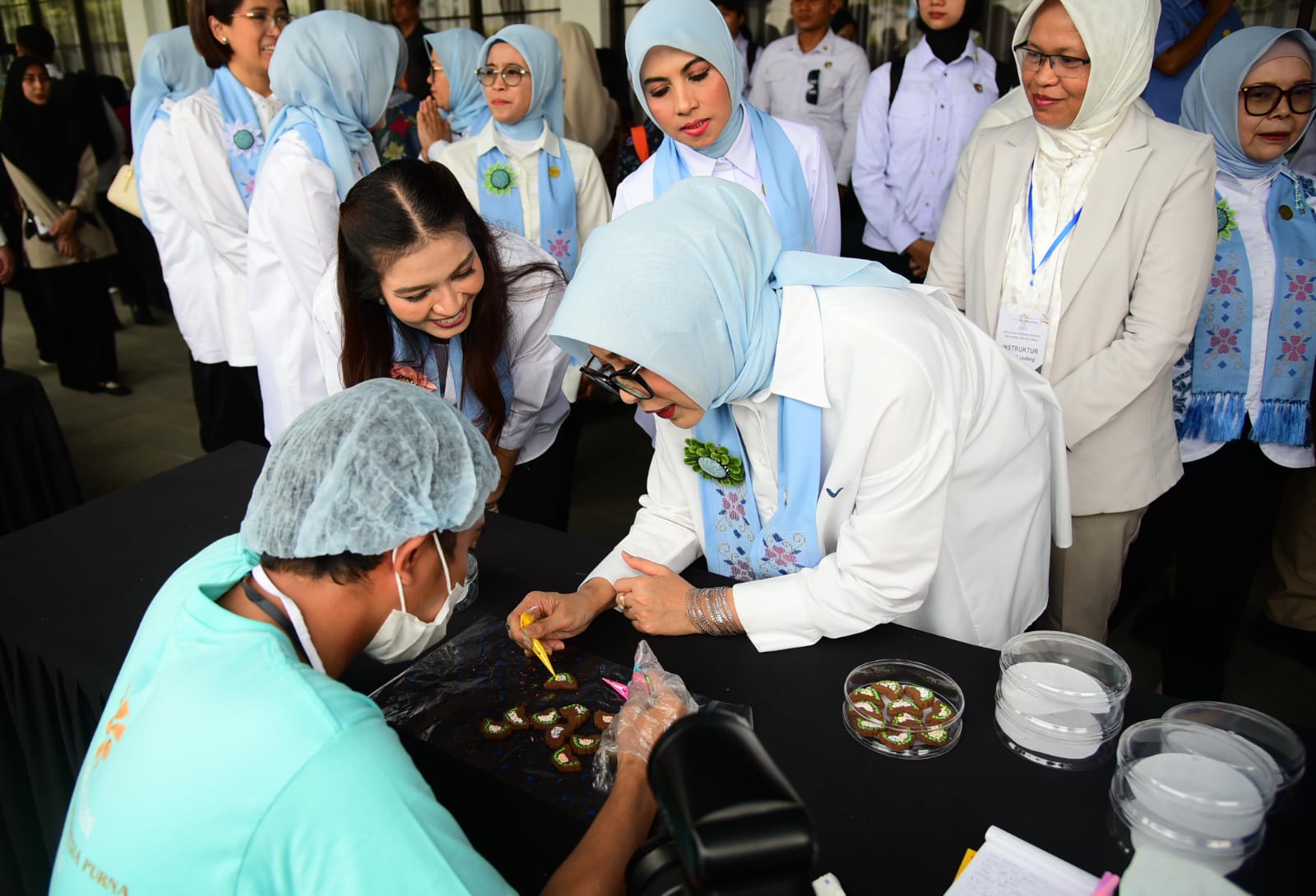 Kue Karawo Gorontalo Curi Perhatian Selvi Ananda di Pelatihan Purna PMI Kota Gorontalo