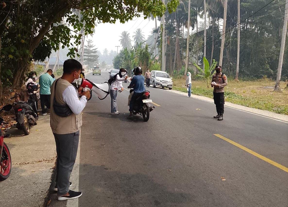 Kabut Asap Karhutla Kalimantan Mulai Menyelimuti Pohuwato, 1.000 Masker Dibagikan di Jalan Trans Sulawesi
