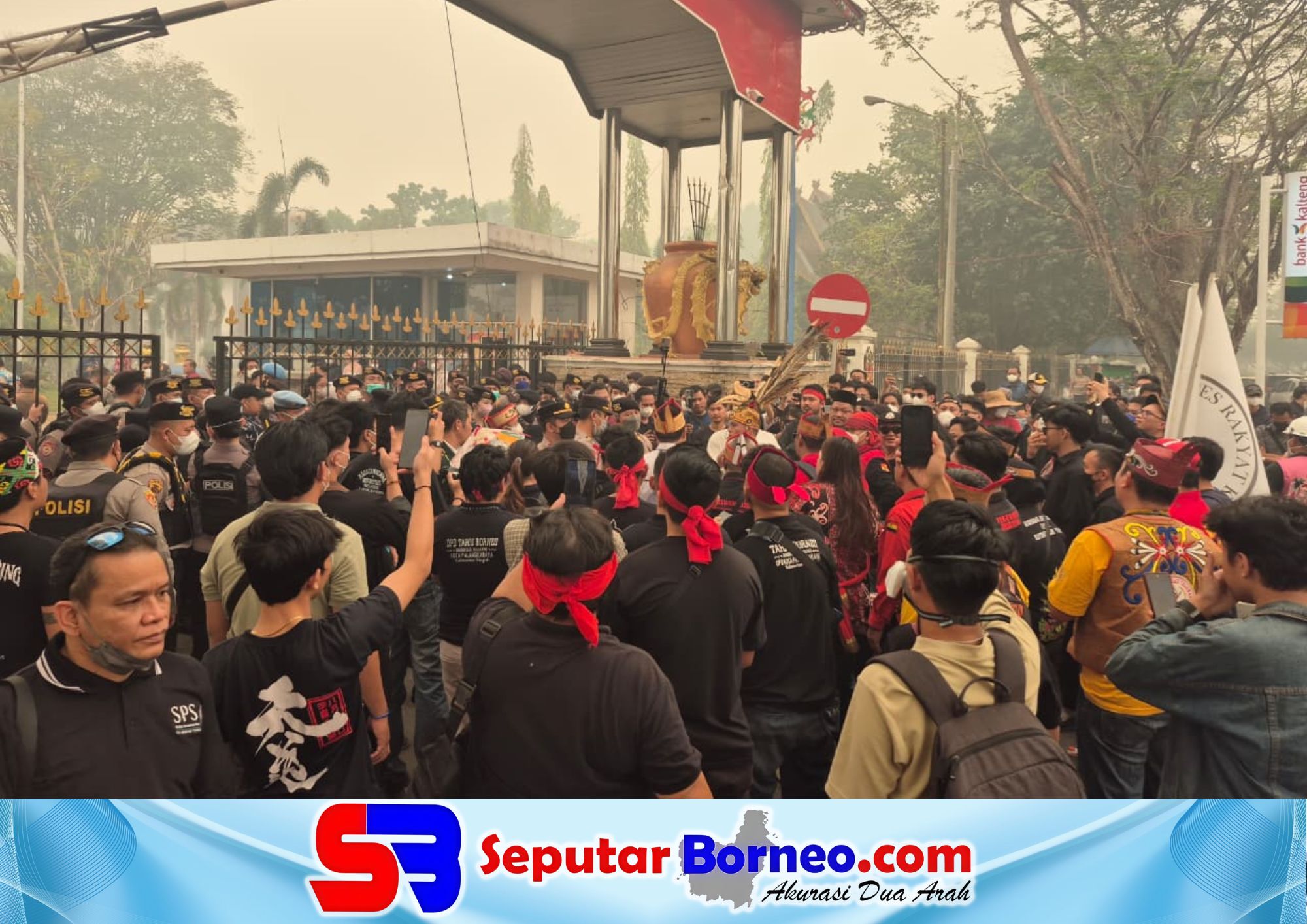 Aliansi Rakyat Kalteng Geruduk Kantor Gubernur, Desak Transparansi Anggaran Karhutla dan Status Bencana Nasional