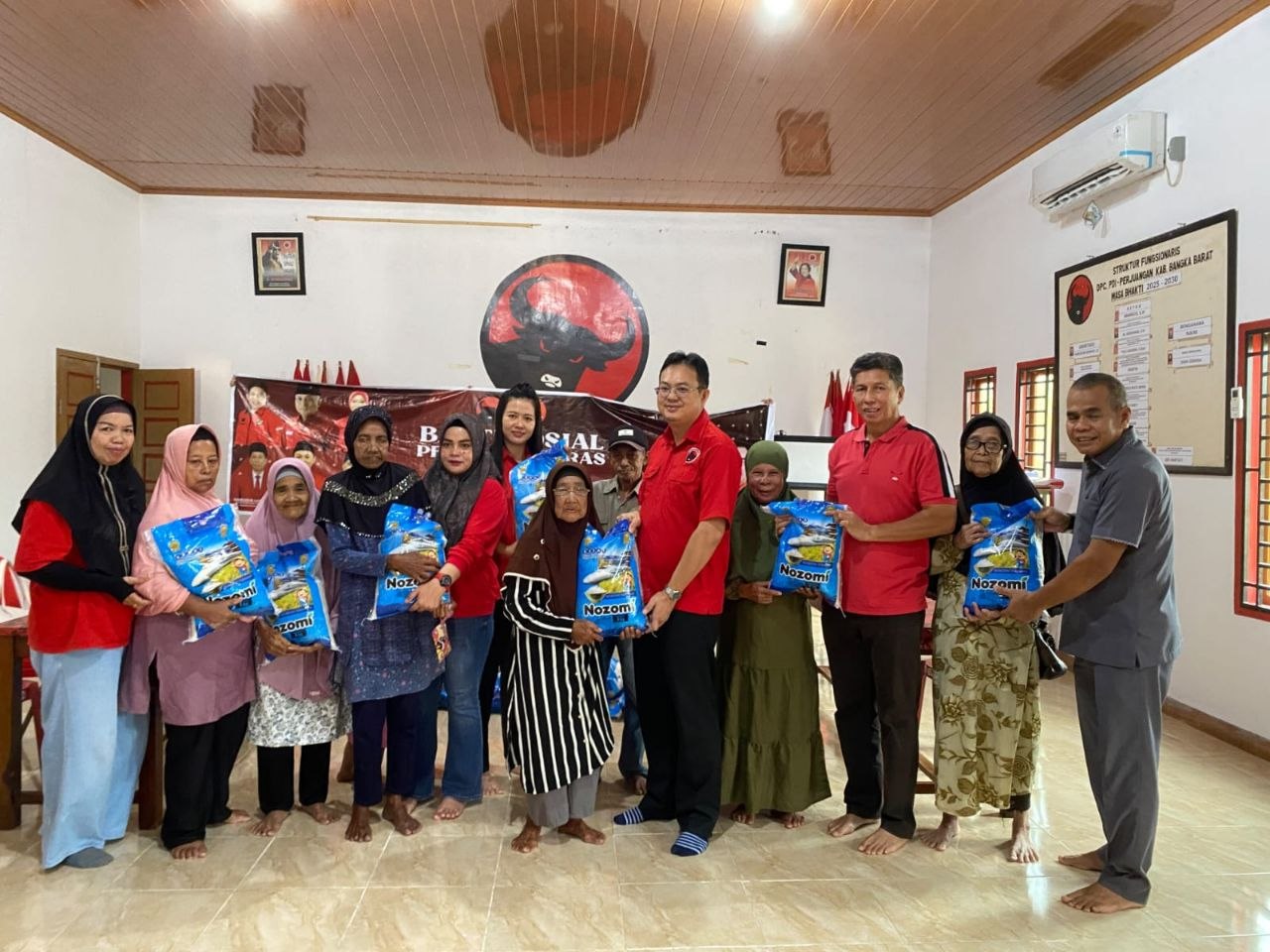 Rudi Center Salurkan Bansos Beras ke Warga Bangka Barat Lewat 6 PAC PDI Perjuangan