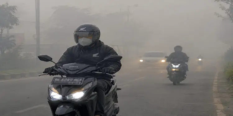Kabut Asap Selimuti Madina, Jarak Pandang di Kotanopan Turun jadi 500 Meter — 7 Tips Aman Berkendara Motor