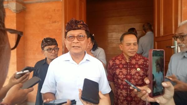 Bupati Buleleng Siagakan Nakes dan Ambulans di Puskesmas Dekat SPBU Antisipasi Warga Pingsan saat Antre BBM