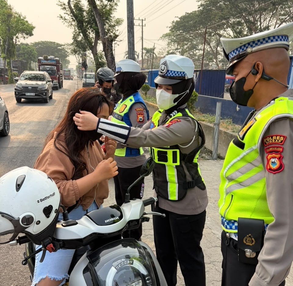 Kabut Asap Selimuti Sidrap, Satlantas Polres Sidrap Bagikan Puluhan Masker ke Pengendara di Jalan Sudirman