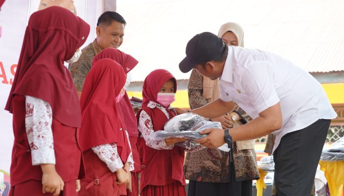 Pemkab Luwu Bagikan Seragam Gratis di SDN 59 Noling, Bupati Patahudding Tekankan Pendidikan Karakter