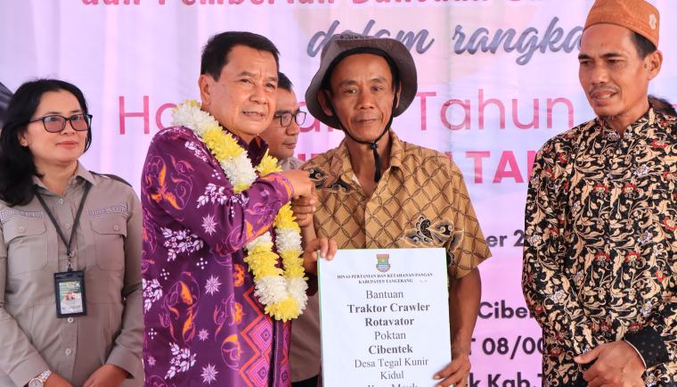 Petani Mauk Kabupaten Tangerang Terima 2 Traktor dan 25 Pompa Air, Benih Inpari 32 untuk 500 Hektare