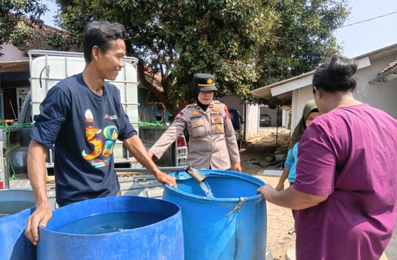 Polwan Polsek Purwakarta Kota Salurkan Air Bersih ke 40 KK di Babakancikao yang Kekeringan