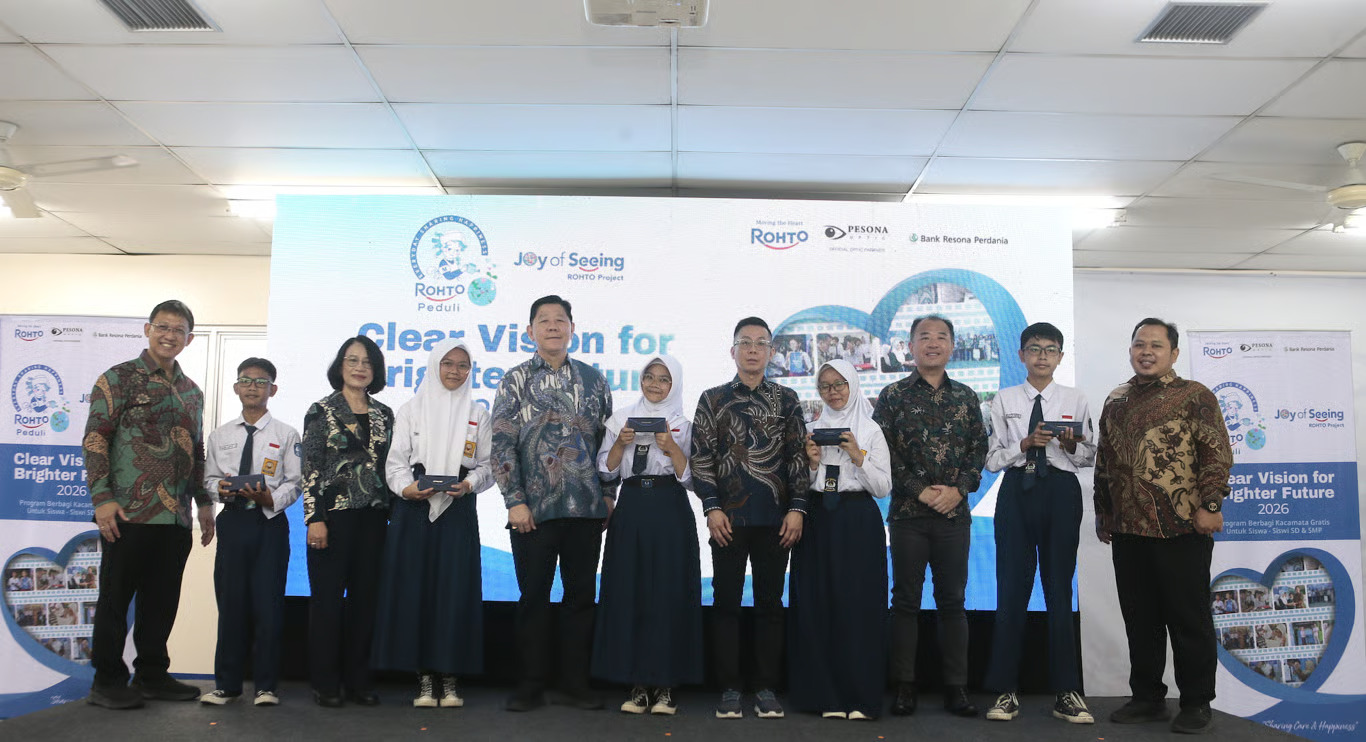 Rohto Indonesia Bagikan 2.000 Kacamata Gratis ke Pelajar, Lansia, dan Operator Pabrik di 5 Daerah
