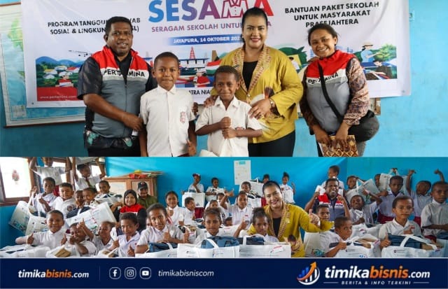 Pertamina Salurkan 105 Paket Seragam dan Perlengkapan Sekolah untuk Siswa Prasejahtera di Sentani Timur