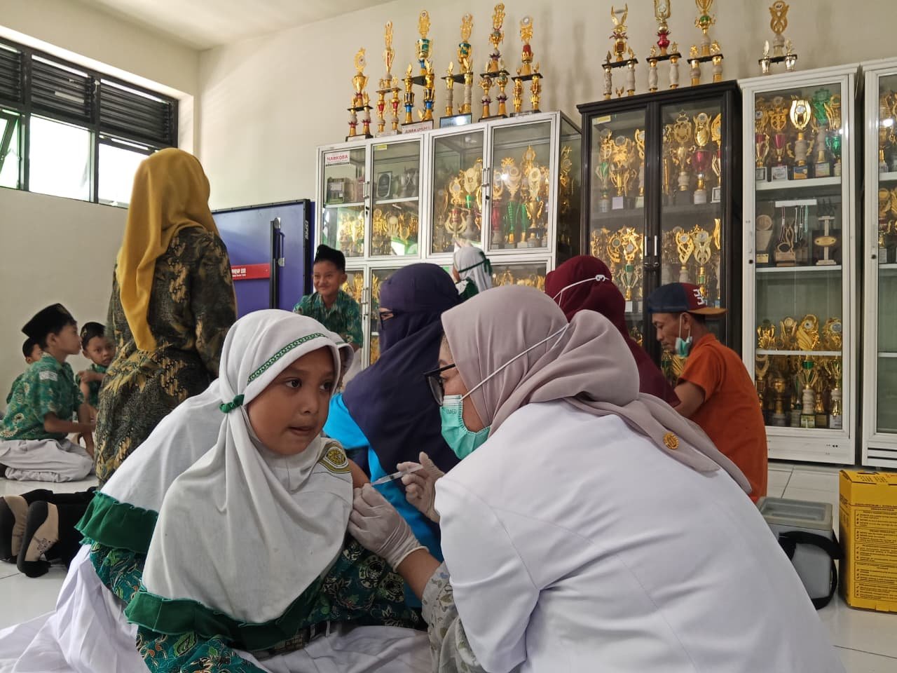 Bulan Imunisasi Anak Sekolah: Antusiasme Murid MI Alkarimi Gresik