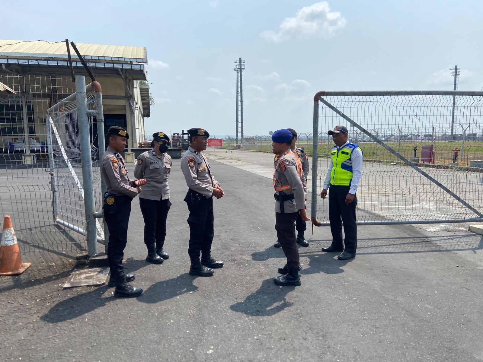 Polda NTB Kawal Kepulangan Logistik MotoGP Mandalika 2026 di Terminal Kargo BIZAM