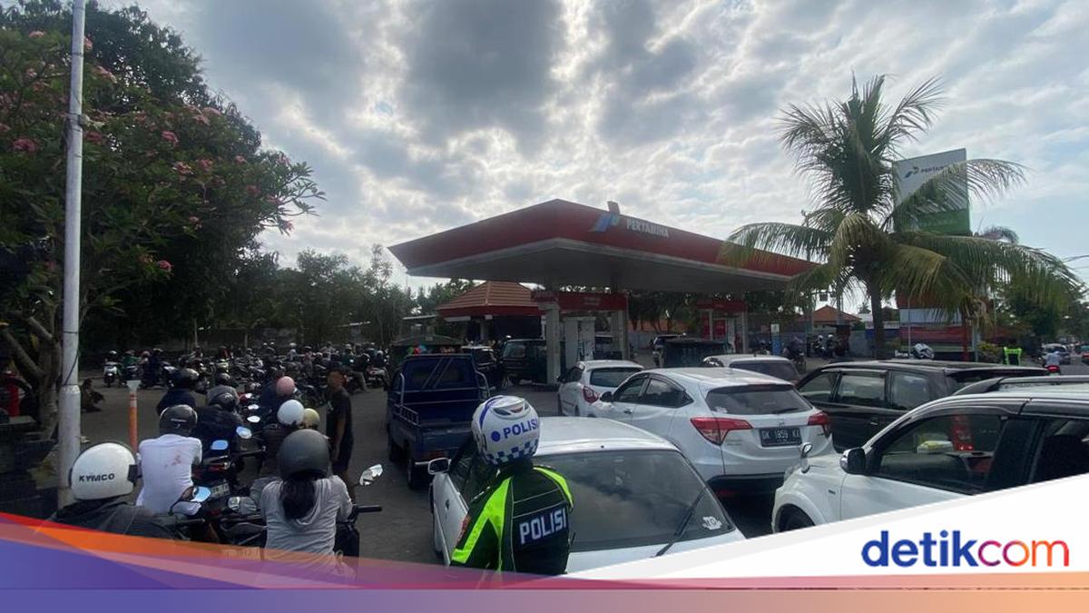 BBM Langka di Karangasem, Warga Antre 4 Jam dan Mengular 2 Km Meski SPBU Belum Buka