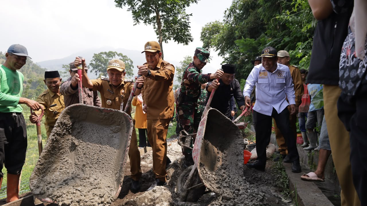 Bupati Wonosobo dan Kodim 0707 Resmikan TMMD Sengkuyung IV, Betonisasi 619 Meter Jalan Pertanian Desa Sitiharjo Dimulai