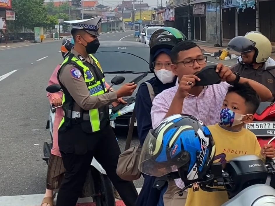 Satlantas Polres Pariaman Bagikan Masker di Tugu Tabuik, Ingatkan Pengendara Waspada Kabut Asap