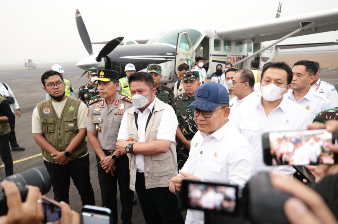 Kapolda Sumsel Dampingi Menko Polkam Cek Kesiapan Modifikasi Cuaca di Lanud SMB II, Karhutla Jadi Fokus