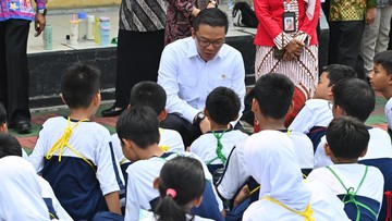 Menko Sugiono Tinjau Cek Kesehatan Gratis di SMPN 202 Jakarta, Target 130 Juta Jiwa Dikejar